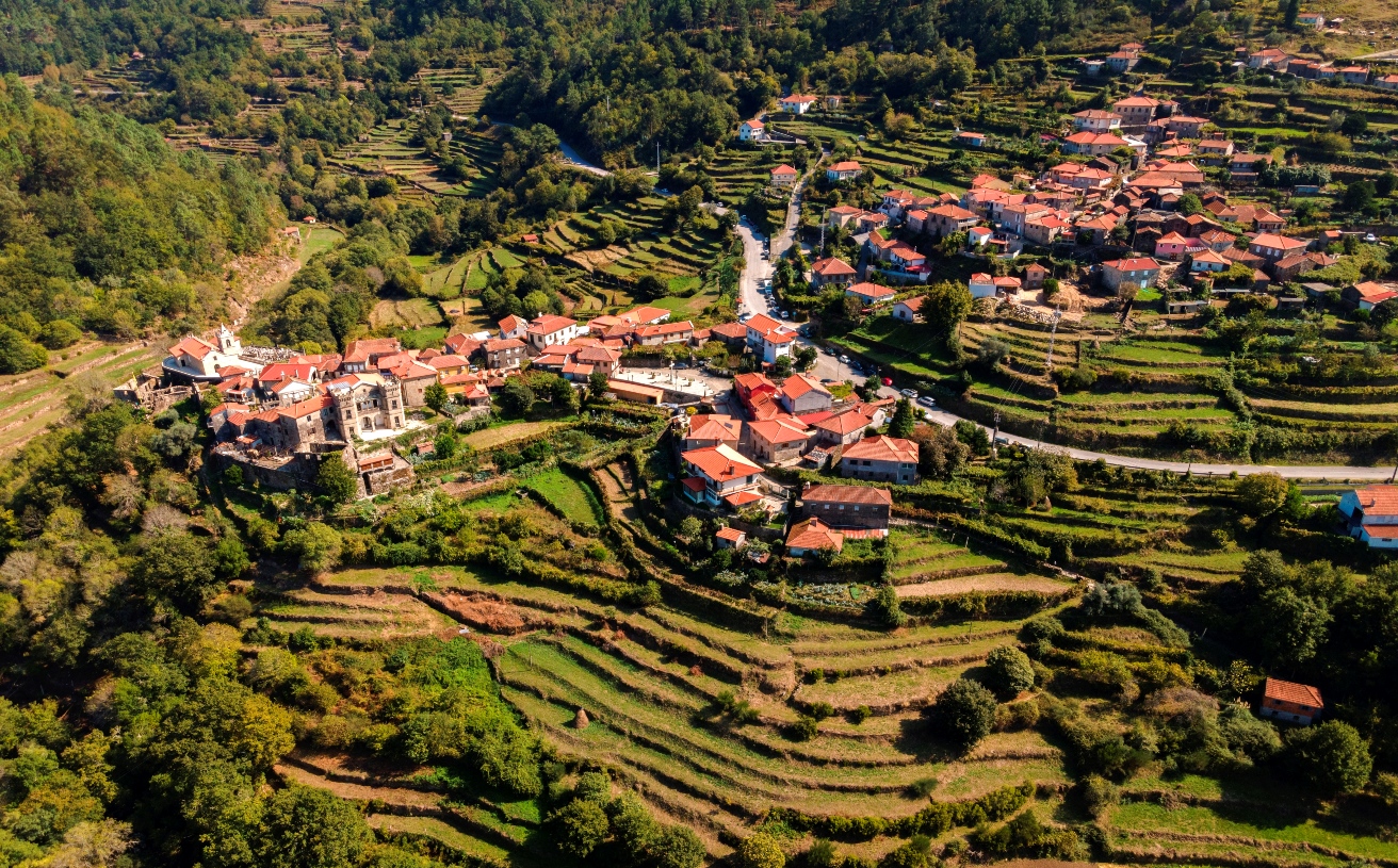 Le village de Sistelo dans la région du Minho, productrice du vinho verde au Portugal.  © iStock / LuisPortugal