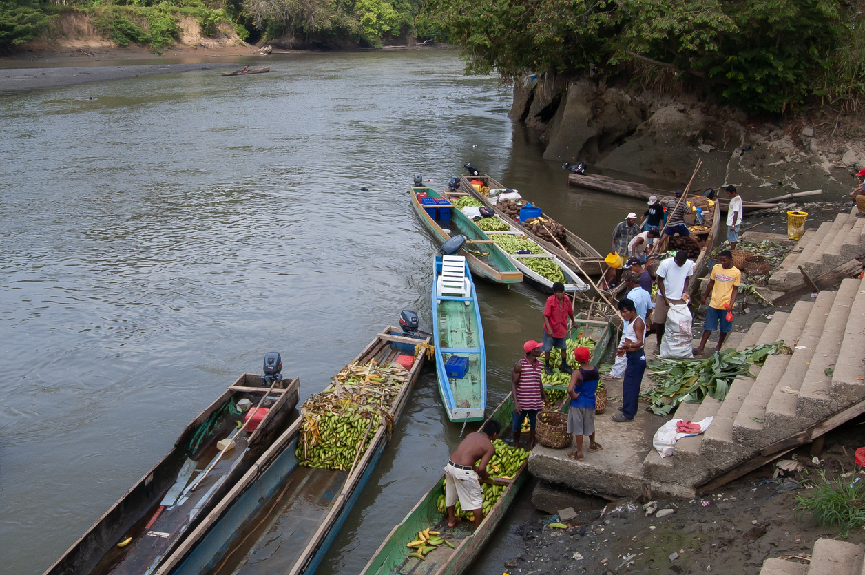 Des habitants du Darién au port de Yaviza achète des fournitures sur le marché local, Panama, Amérique centrale. © iStock / Photographe humanitaire travaillant pour les agences des Nations Unies