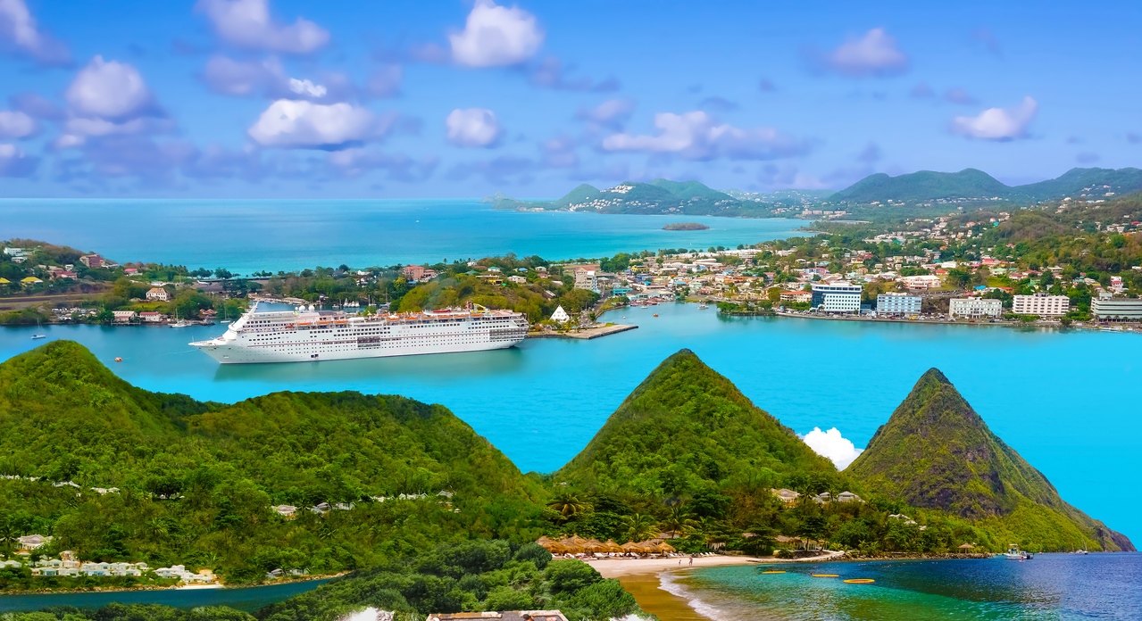 Un paquebot amarré dans l'île de Sainte-Lucie dans les Antilles.
© iStock / Marina113