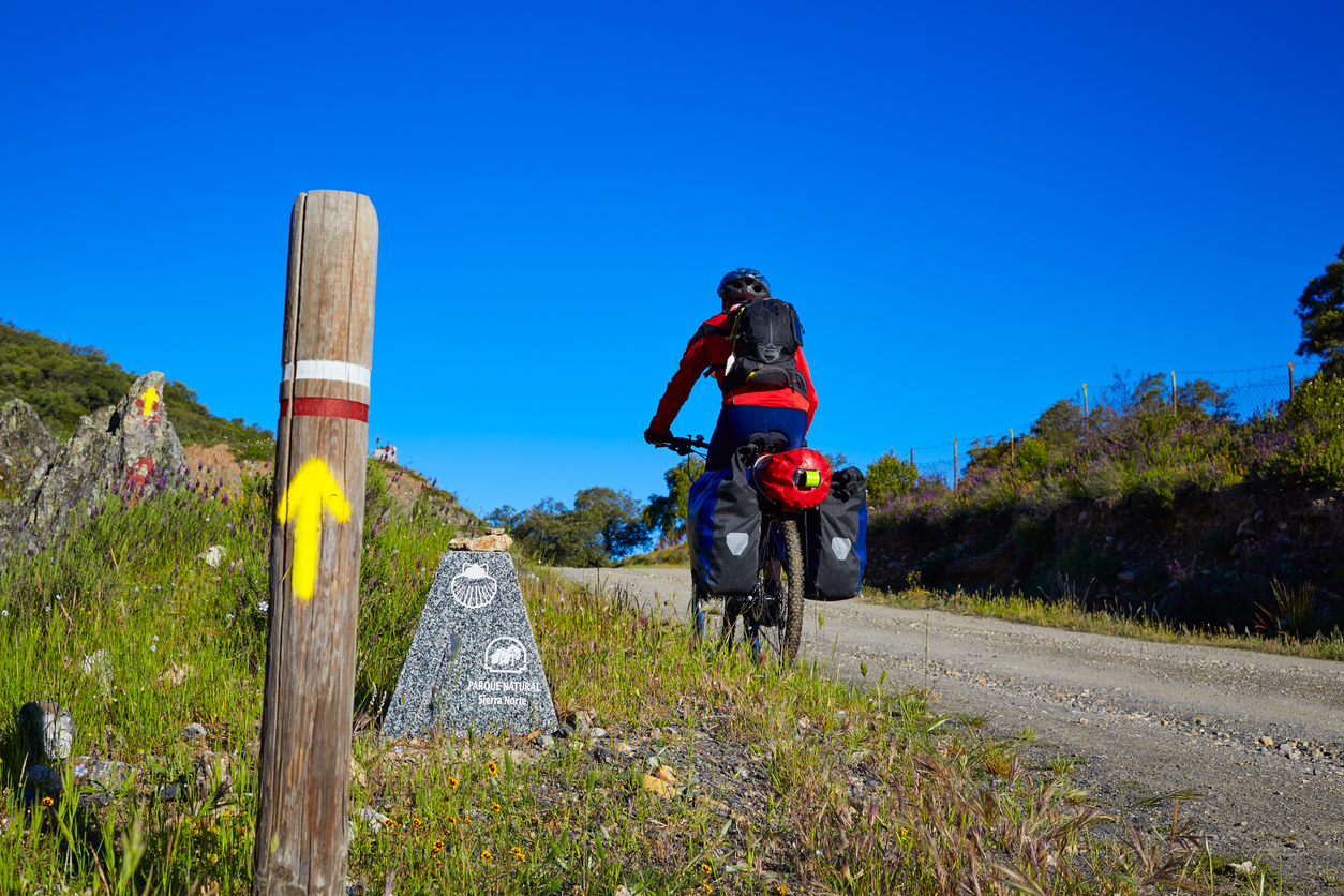 Un cycliste sur le chemin de Saint-Jacques de Compostelle. © iStock / Lunamarina
