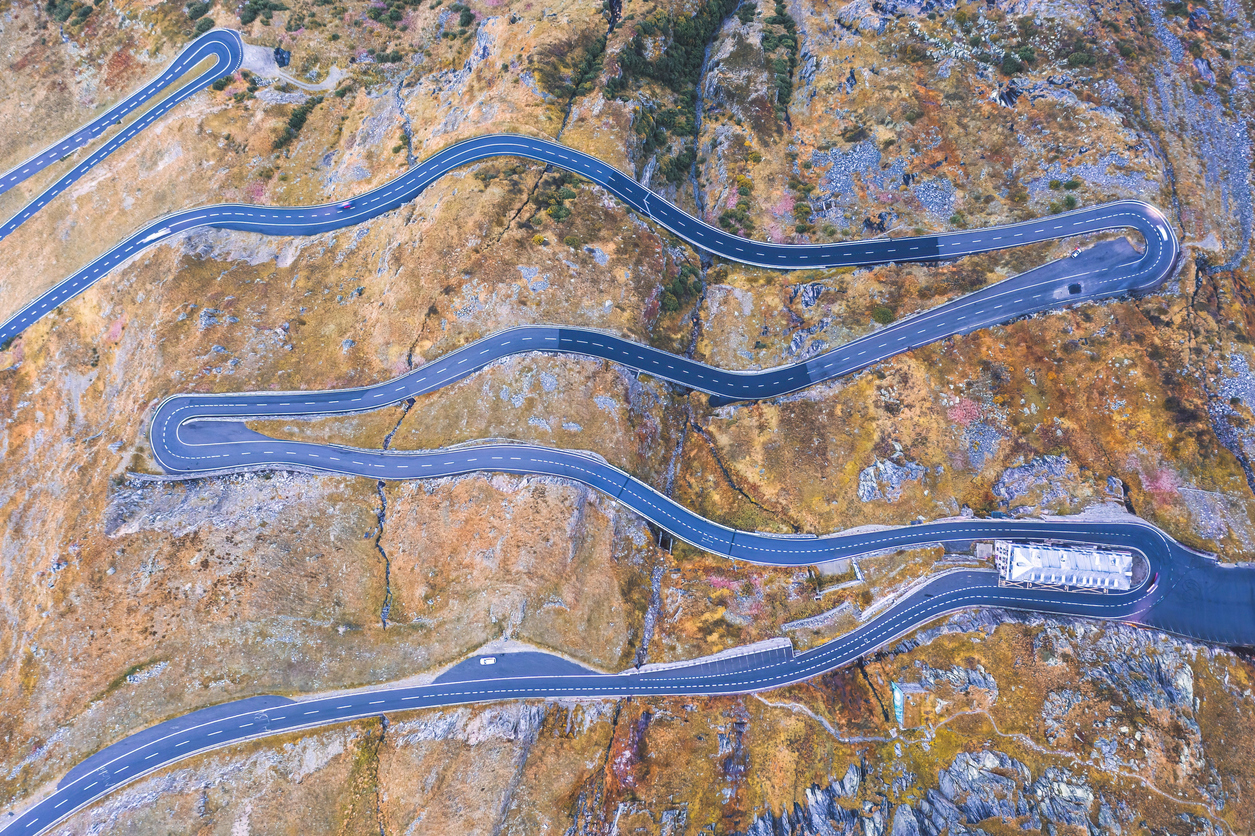 Le col de Furka en Suisse, canton du Valais, et l'hôtel Belvédère © iStock / taranchic