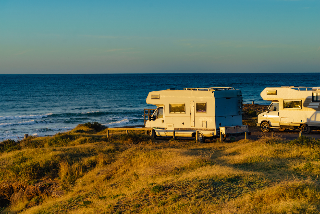 Camping-car au bord de la mer en Espagne.  © iStock / Anetlanda