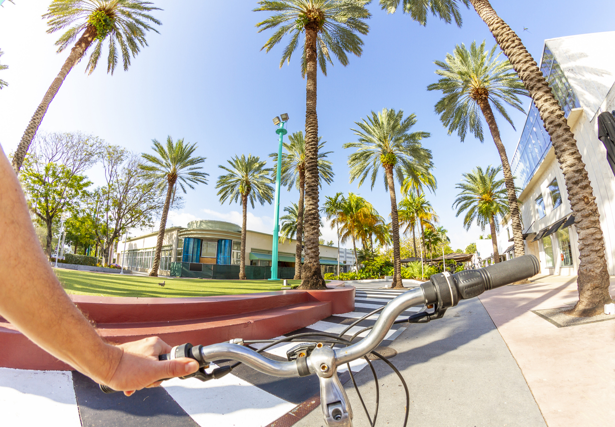 À vélo dans le district Art déco de Miami South Beach ©  iStock / ampueroleonardo.
