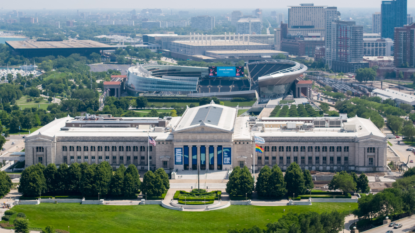 Vue aérienne du Field Museum avec Soldier Field en arrière-plan © iStock / DutcherAerials