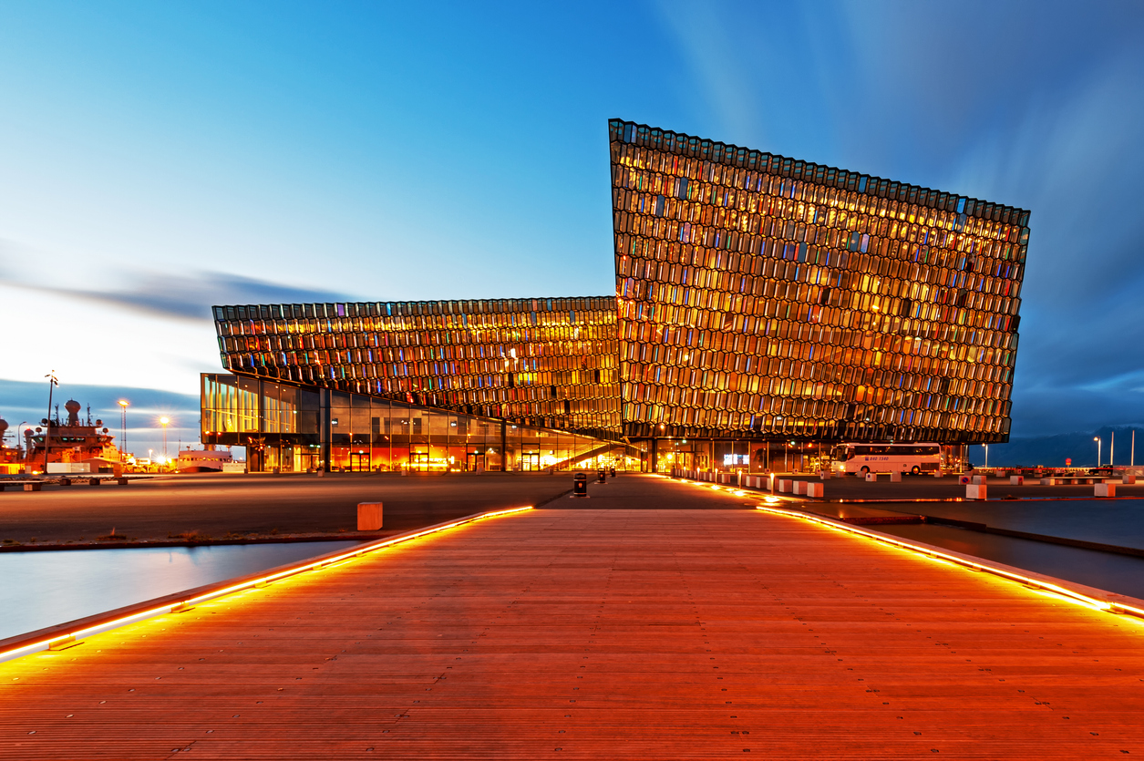 La salle de concert Harpa à Reykjavik, Islande © iStock / Cn0ra