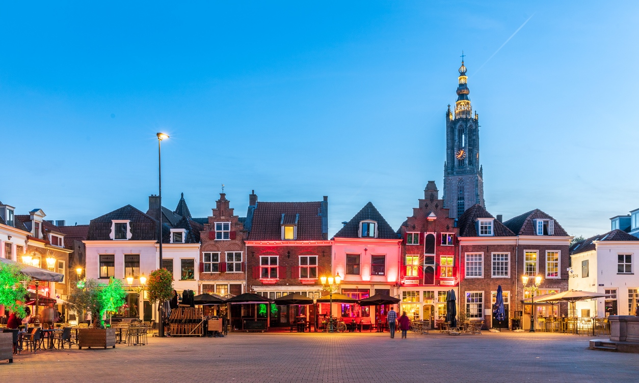 La ville d’Amersfoort aux Pays-Bas, dont le clocher de l'église Onze Lieve Vrouw  comporte un carillon fabriqué par les frères Hemony. © iStock / dutchphotography