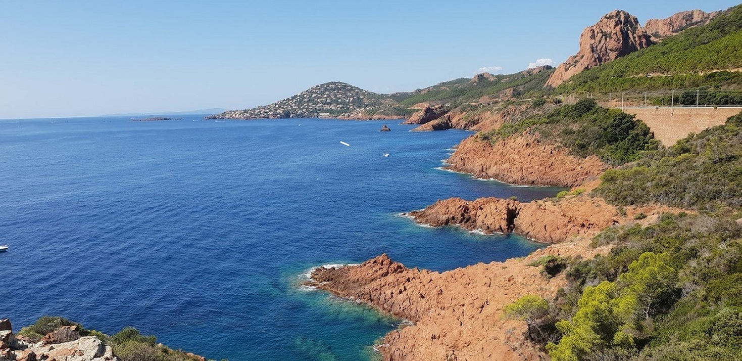 Vue sur la mer dans les environs de Fréjus © iStock / MarkvdD