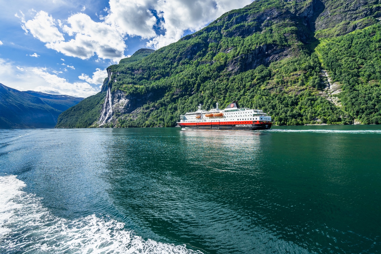 Le Hurtigruten naviguant sur le Geirangerfjord en Norvège.  © iStock / Wirestock
