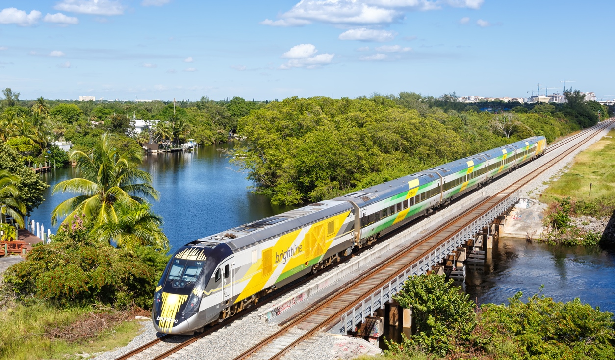 Le train Brightline rejoint Orlando