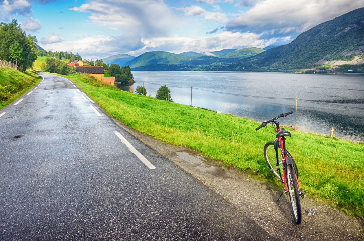 Le Nordfjord en Norvège, à vélo. © iStock / alxpin
