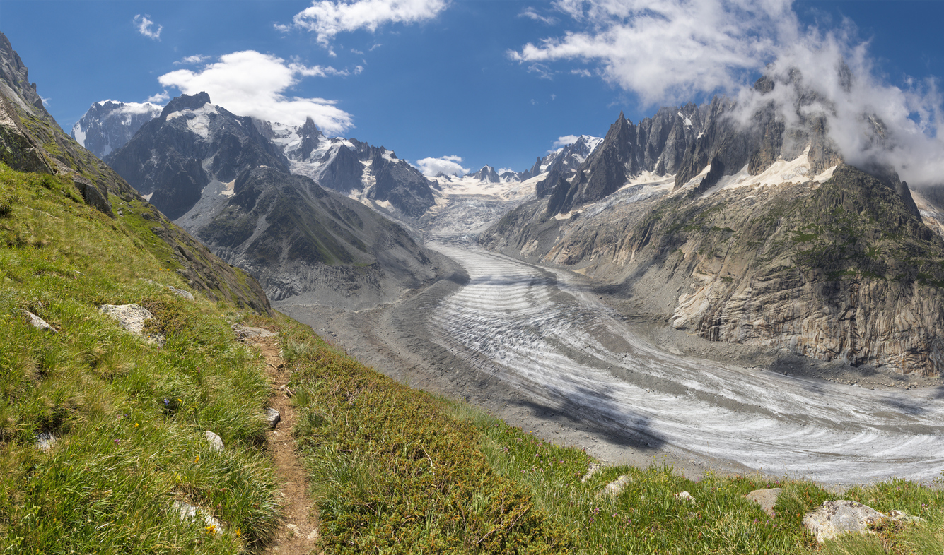 Panorama sur le massif du Mont Blanc, le Mont Blanc du Tacul, les majestueuses Aiguilles  et le glacier de la Mer de Glace. © iStock / sedmak