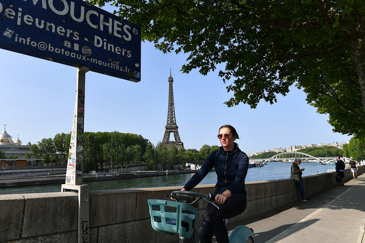 À vélo au bord de la Seine à Paris ©  iStock /:Olivier DJIANN