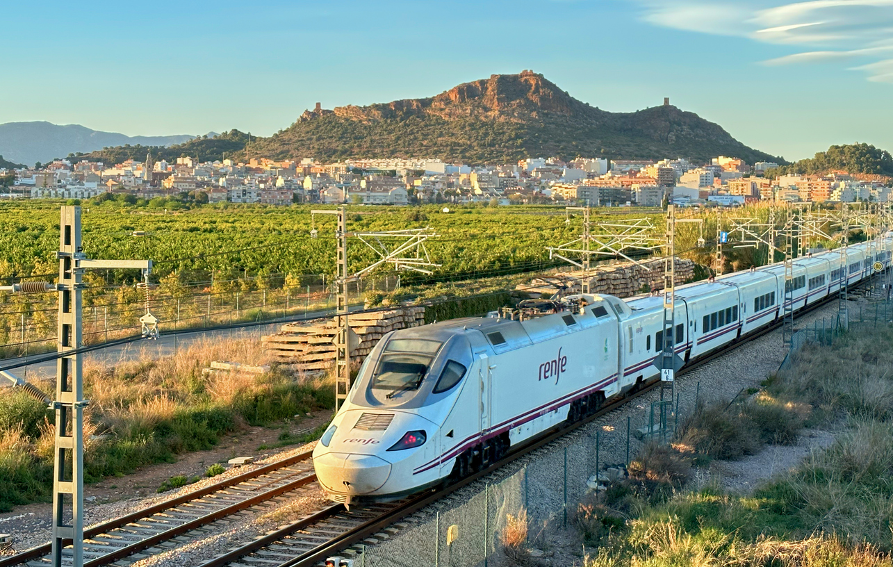 Un train espagnol Talgo en région valencienne. © iStock / Maksim Safaniuk