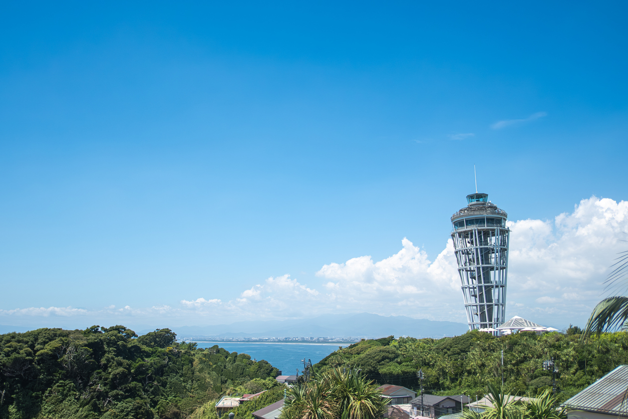 L'île d'Énoshima et sa tour "Sea Candle"  © iStock / Kitinut