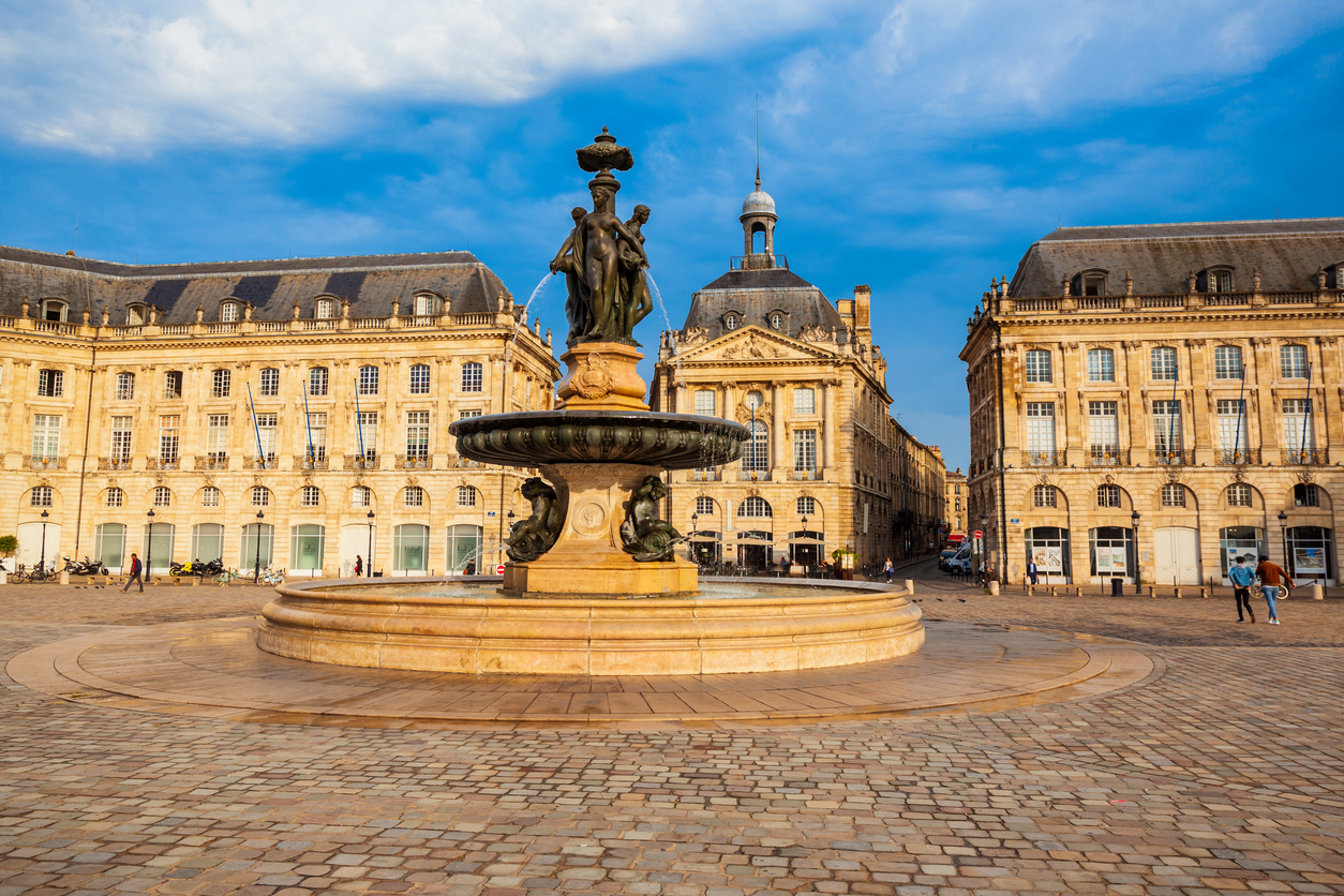 Place de la Bourse à Bordeaux © iStock / saiko3p