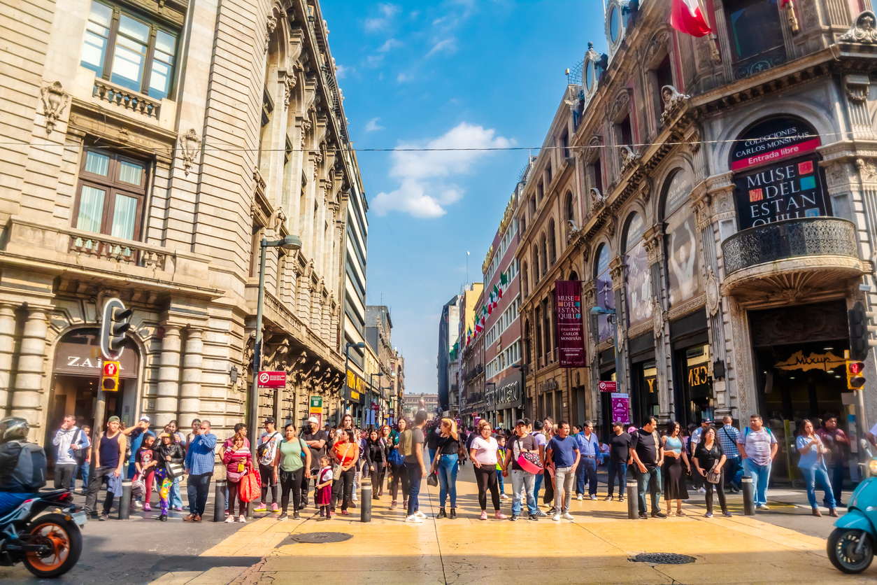  Rue Madero dans le centre historique de Mexico © iStock / Alex Borderline