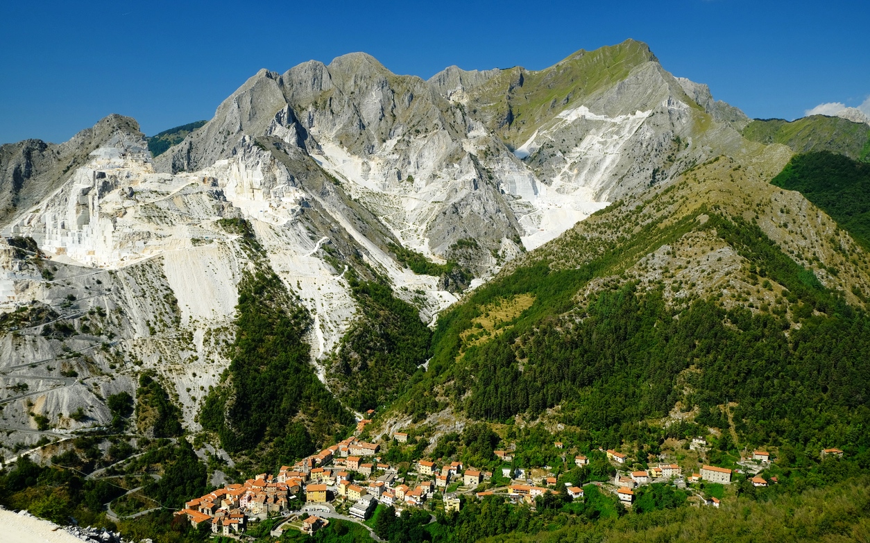Le village de Colonnata en Toscane, commune de Carrare sur le versant des Apennins, lieu de production du Lardo di Colonnata.  © iStock / Maurizio Paolo Grassi
