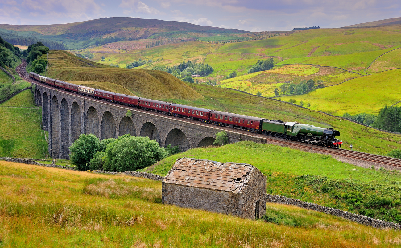 Le Flying Scotsman sur le viaduc d’Arten Gill, parc national des Yorkshire Dales, Cumbria, Angleterre, Royaume-Uni. © iStock / images-twiston