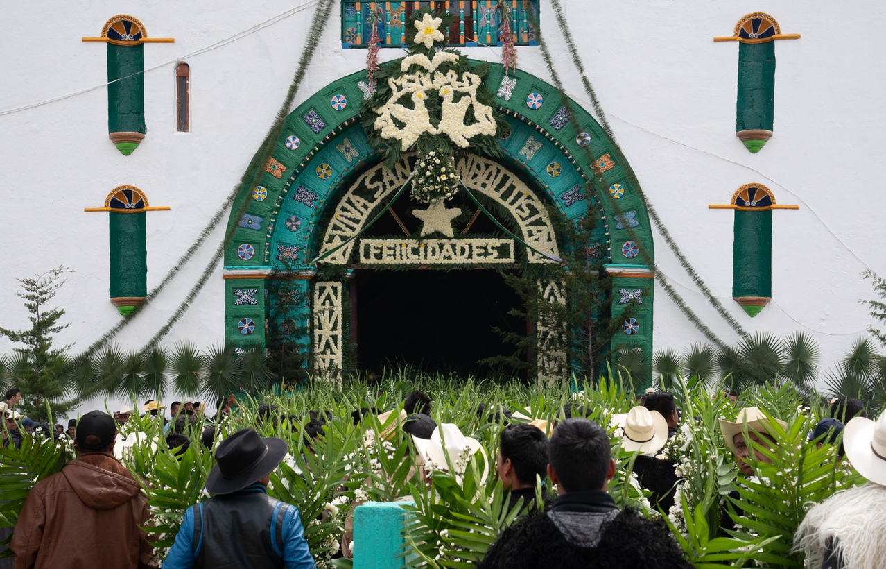 Cérémonie du solstice : fleurs et tradition à San Juan Chamula, État du Chiapas, Mexique  © iStock / Rodrigo Pardo