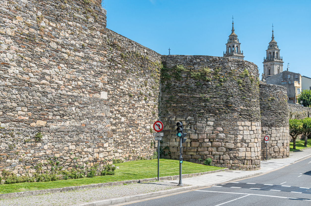 Vue des remparts romains de Lugo, en Galice, au nord-ouest de l'Espagne, sur le Camino Primitivo.  ©  iStock / valilung
