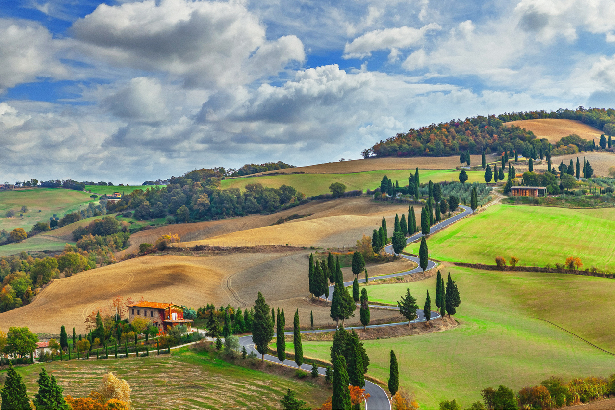 La beauté des paysages du Val d'Orcia, Toscane, Italie du nord, que traverse le train nature.  ©  iStock / mammuth