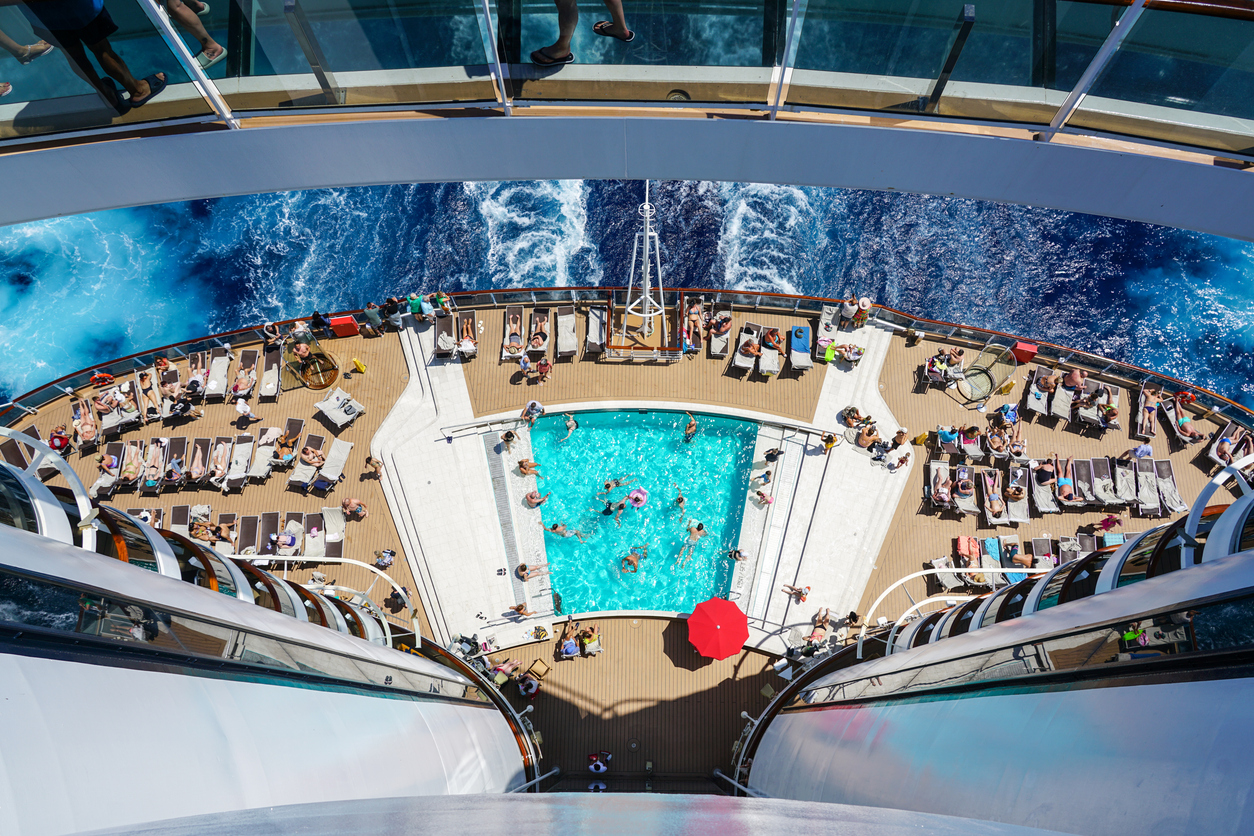 Zone détente d'un bateau de croisière.  © iStock /Zigmunds Dizgalvis 