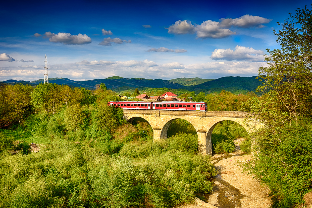 Un train sur un viaduc en Roumanie © iStock / EyeEm Mobile GmbH