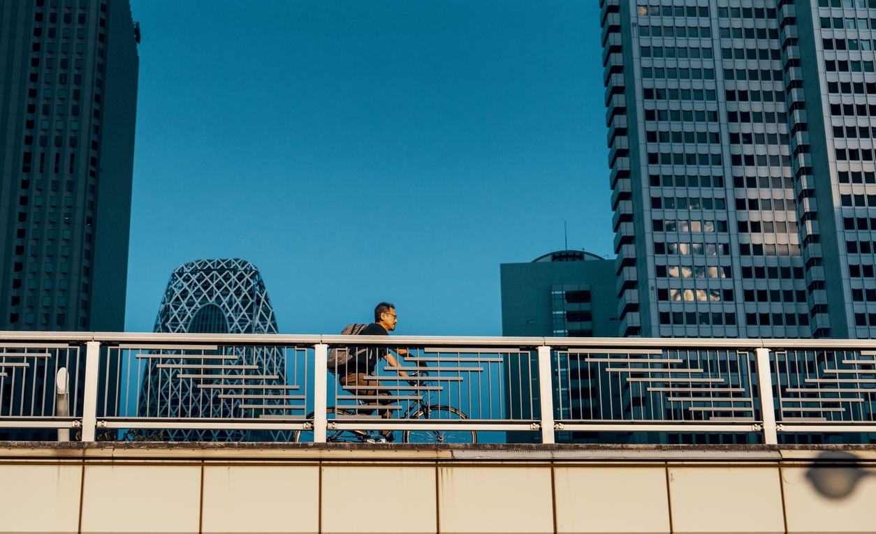 À vélo dans Shinjuku.  © iStock / tdub303