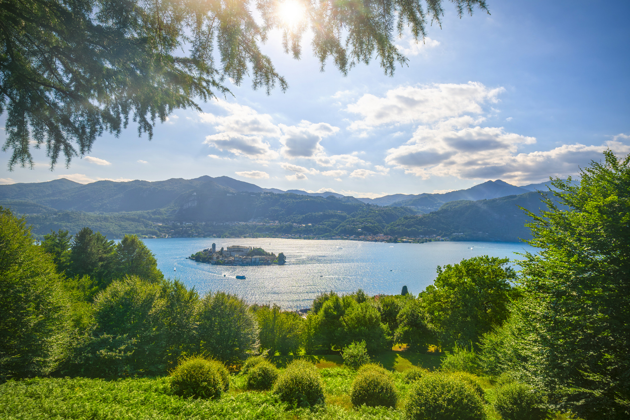 Vue sur le lac d’Orta et sur l’île de San Giulio depuis le Sacro Monte, Italie.  © iStock / StevanZZ