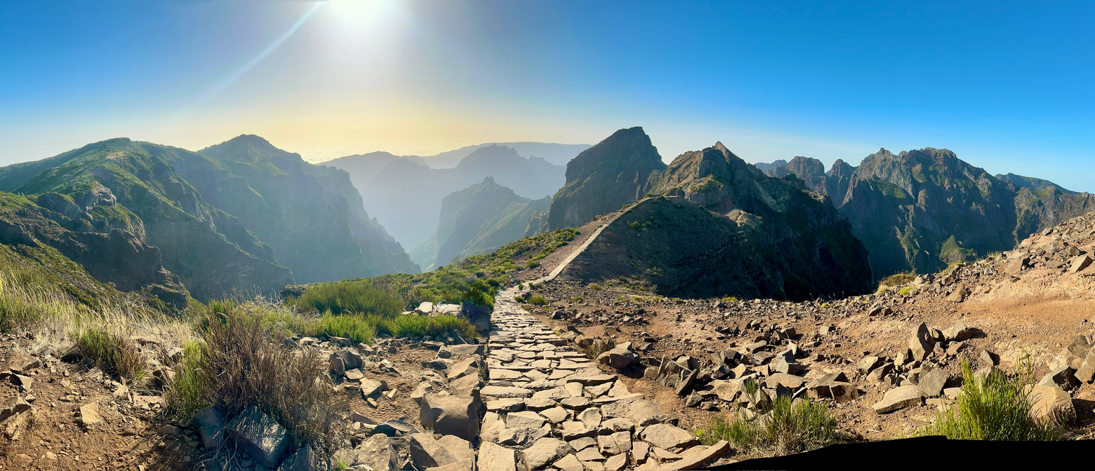 La levada du Pico do Arieiro au Pico Ruivo, île de Madère, Portugal.  © iStock / Kathi Hinz