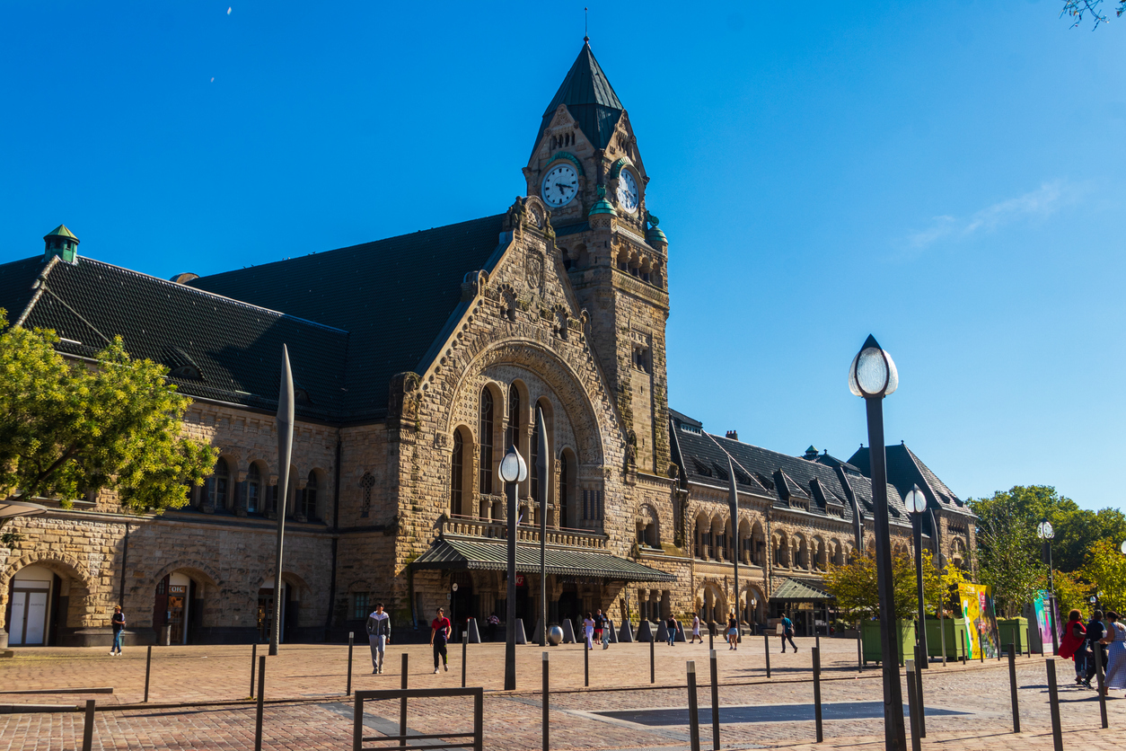 La gare de Metz, une ville qui se trouve sur l'itinéraire du train "classique" entre Paris et Bruxelles © iStock / OlyaSolodenko