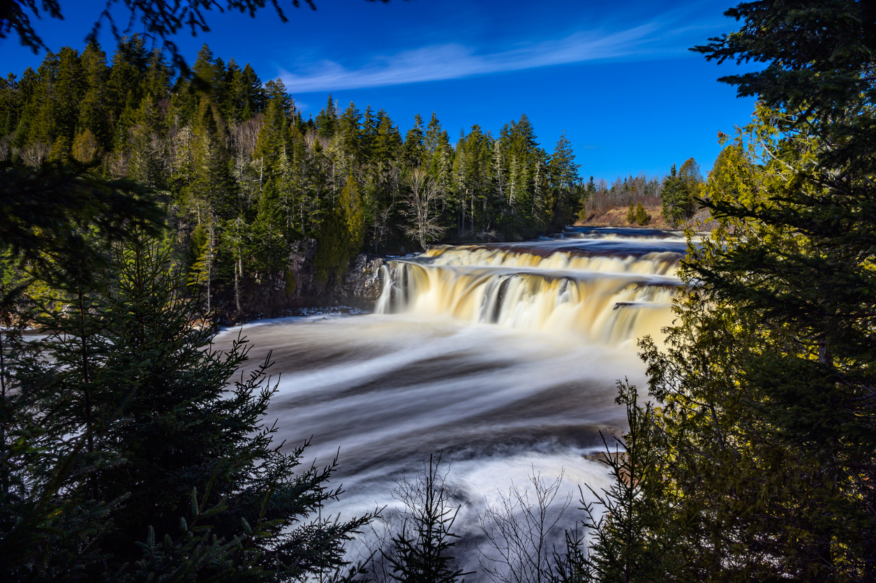  Les chutes Lepreau près du Géoparc Stonehammer © iStock / Stephen Waycott