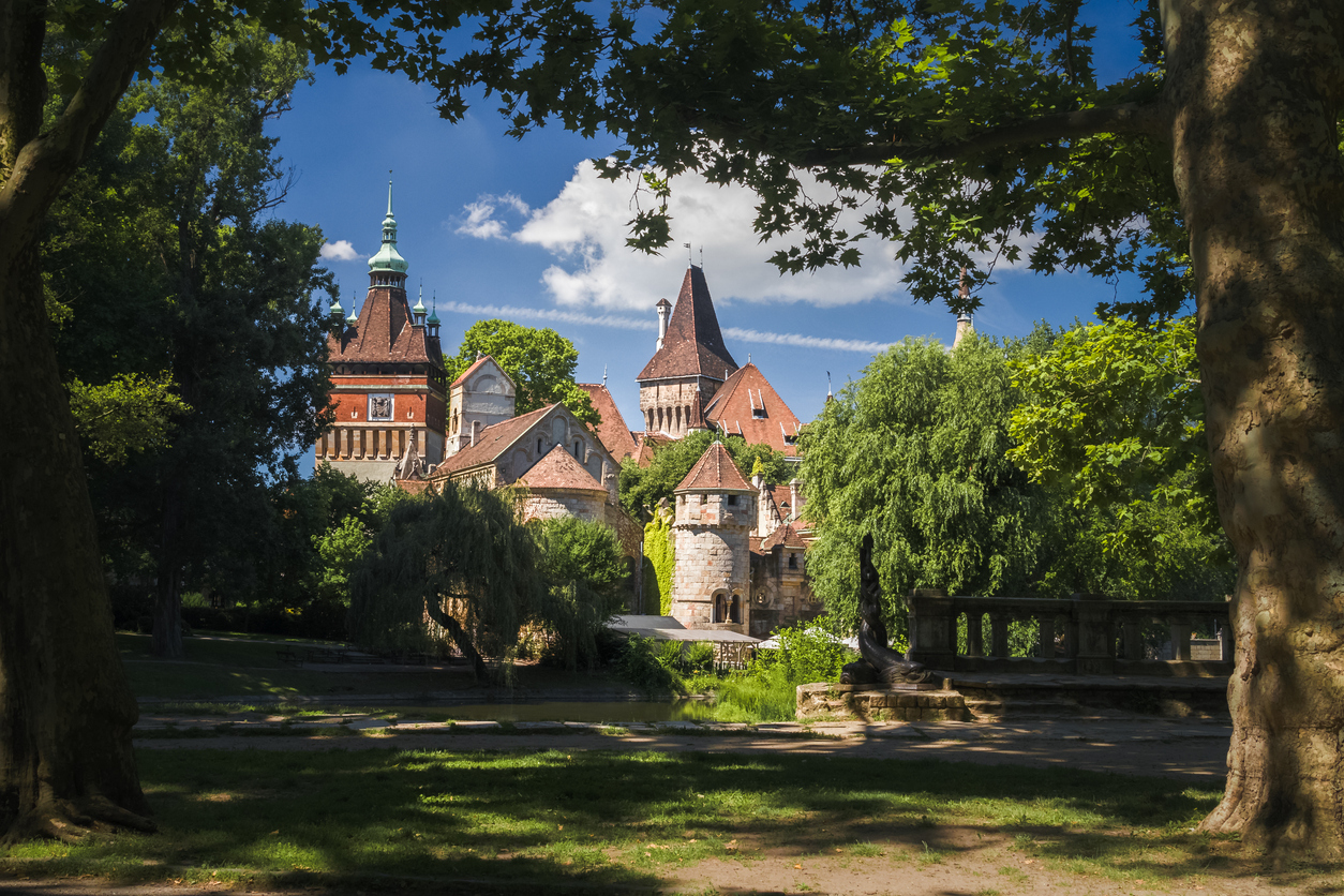 Le château de Vajdahunyad dans le parc Városliget à Budapest, Hongrie. © iStock / Gaschwald