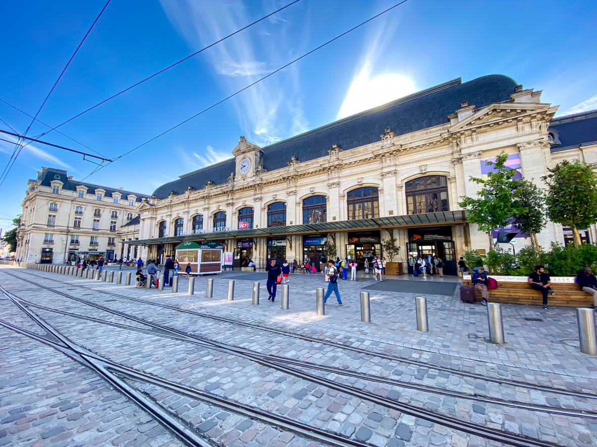 Rails de tramway et gare Saint-Jean de Boredeaux. © iStock / Jean-Luc Ichard