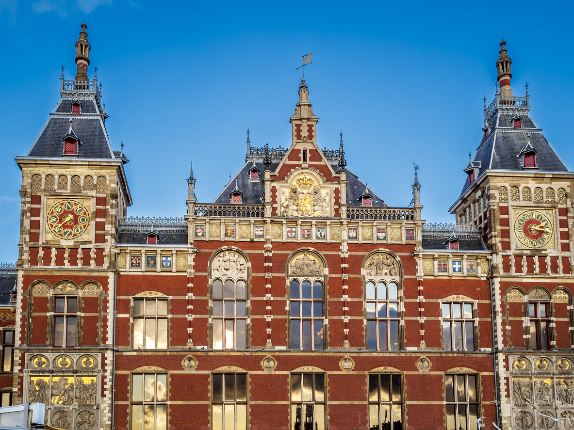 Façade de la gare centrale d'Amsterdam. © iStock / sfe-co2
