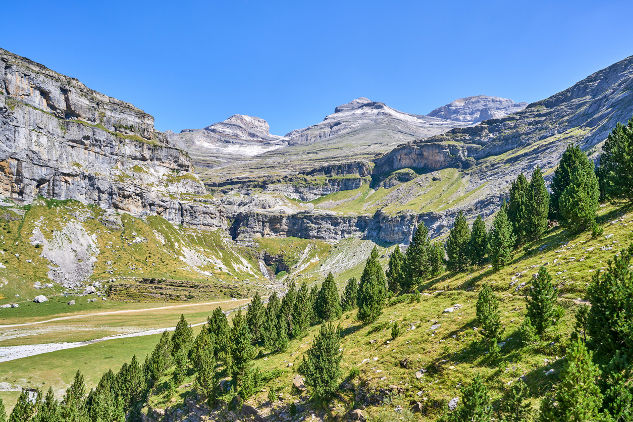 Vallée d’Ordesa dans les Pyrénées. Cascade de Cola de Caballo en arrière-plan. Parc national d’Ordesa et du Mont-Perdu, Huesca, Aragon, Espagne.  © istock / Jose Antonio Aldeguer