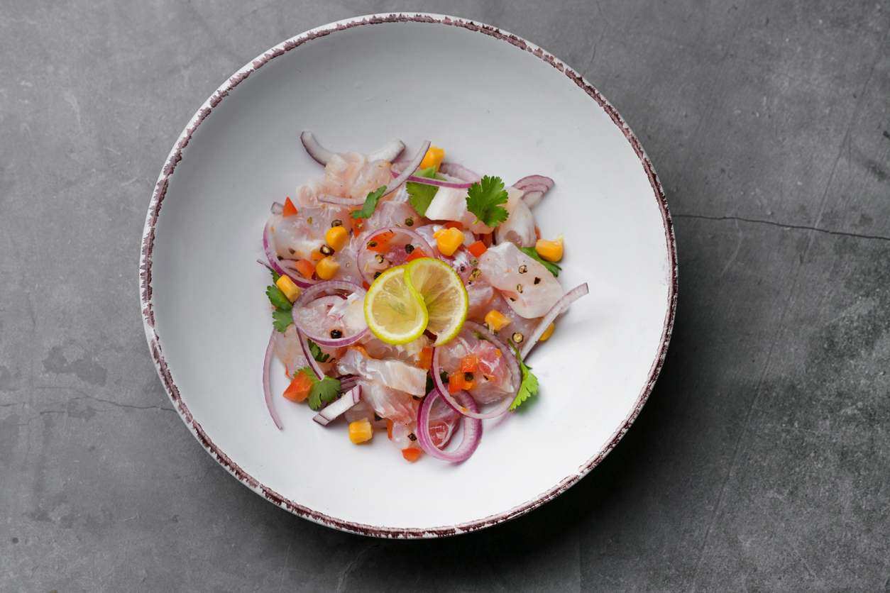 Bol de ceviche décoré de lime de maïs © iStock / Lelechka