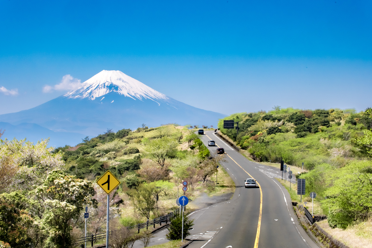 Une route dans la préfecture de Shizuoka avec le mont Fuji en arrière-plan © iStock / korinnna