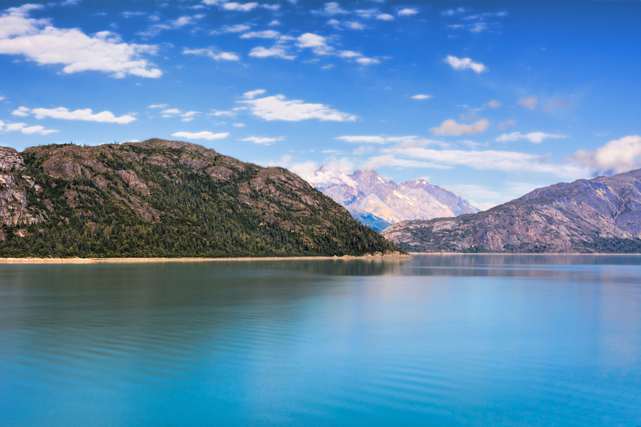 Une crique sereine en Alaska © iStock / Wes Lutovsky