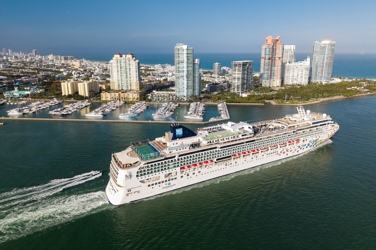 Un navire de croisière de la compagnie Norwegian quitte le port de Miami Beach.  © iStock / photosvit