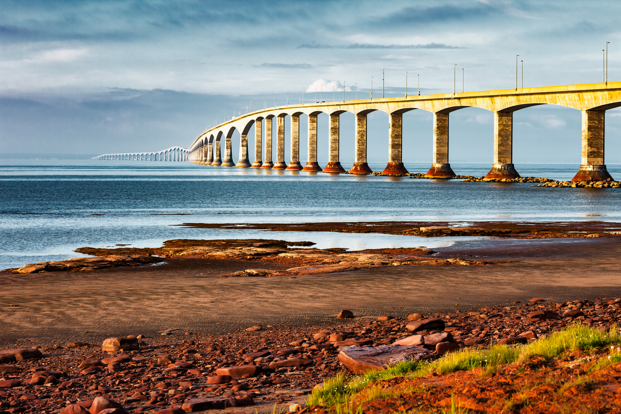 Le pont de la Confédération entre les province de l'Île-du-Prince-Édouard, et du Nouveau-Brunswick, Canada. © iStock / benedek