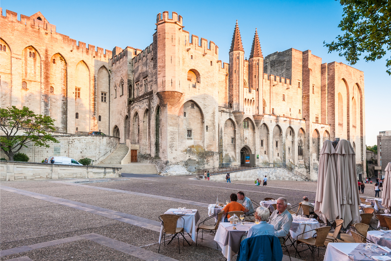 Le Palais des Papes à Avignon  © iStock / kyolshin