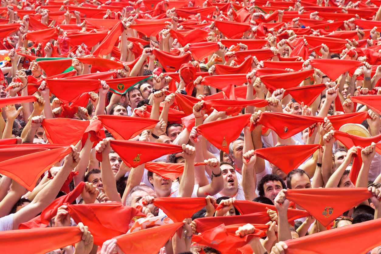 Une nuée d'écharpes rouges pour l'ouverture des fêtes de San Fermín à Pampelune.  ©  iStock / mmeee