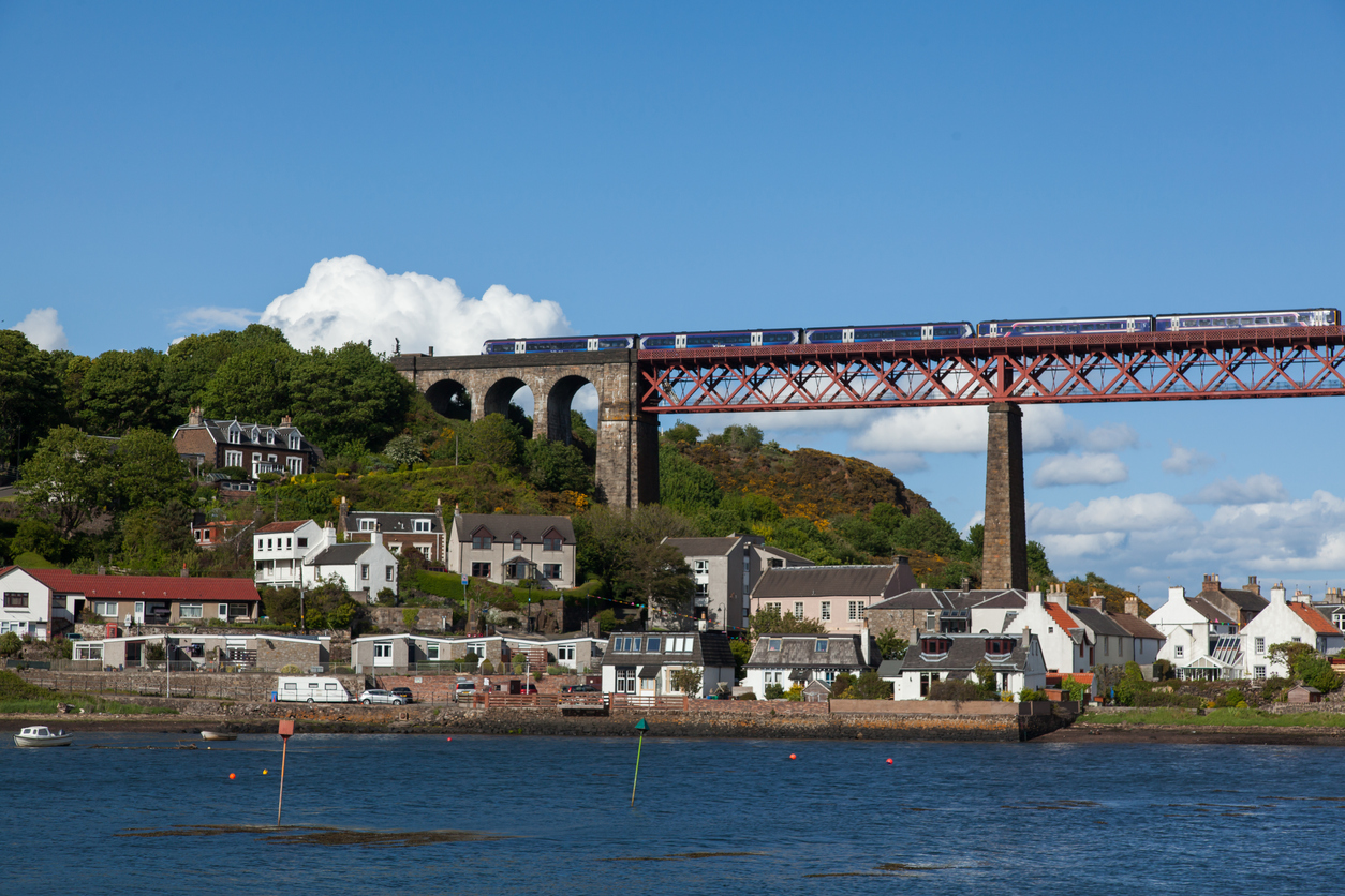 Pont du Forth avec un train ScotRail, Écosse, Royaume-Uni. © iStock / wcjohnston