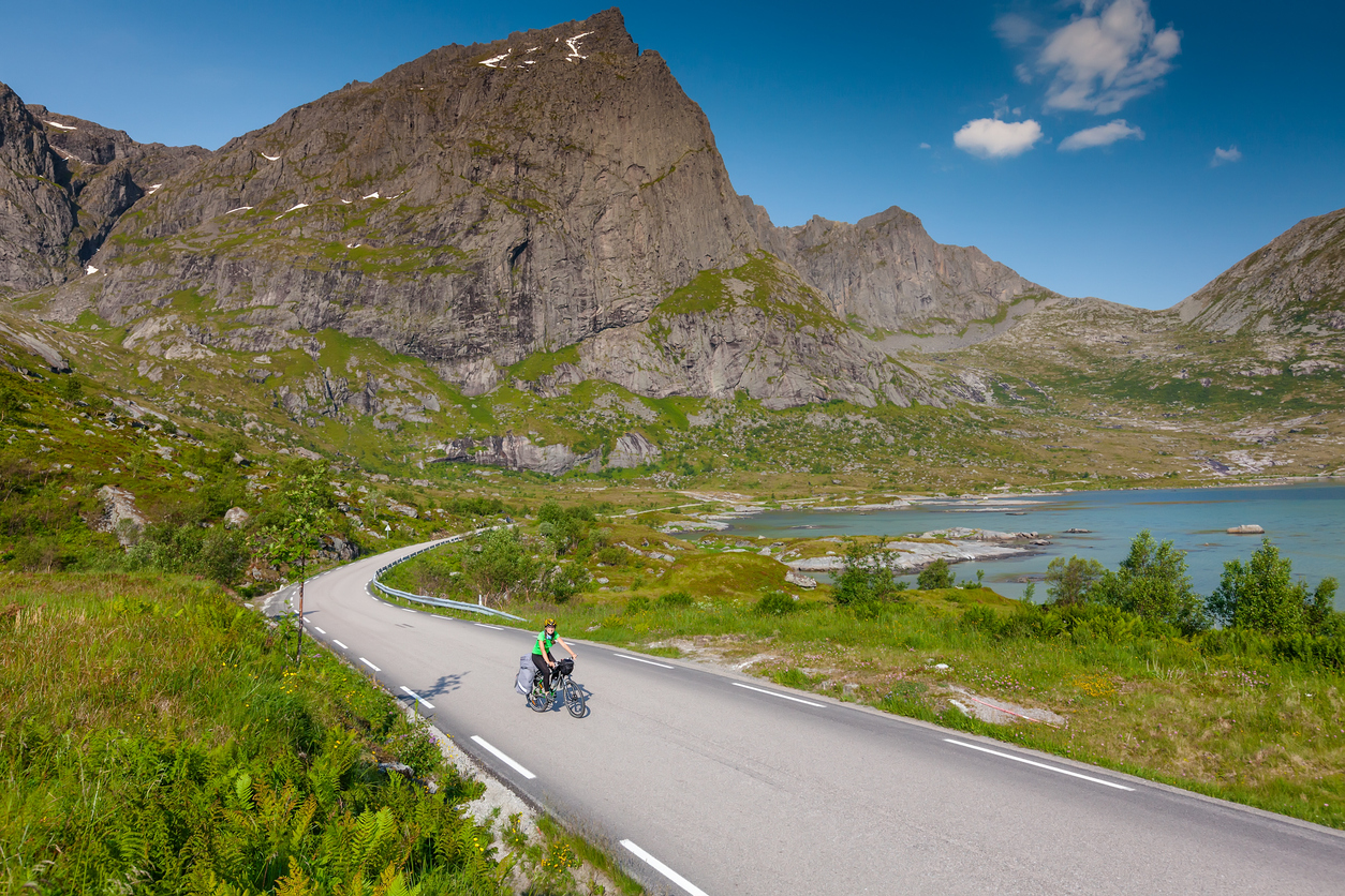À vélo en Norvège. © iStock / kapulya