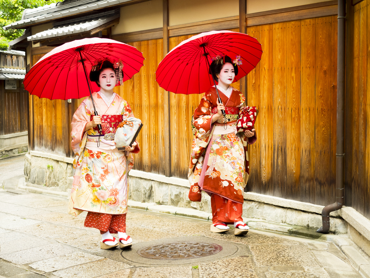 Maikos à Kyôto, Kansai, Japon  © iStock / hironakajima