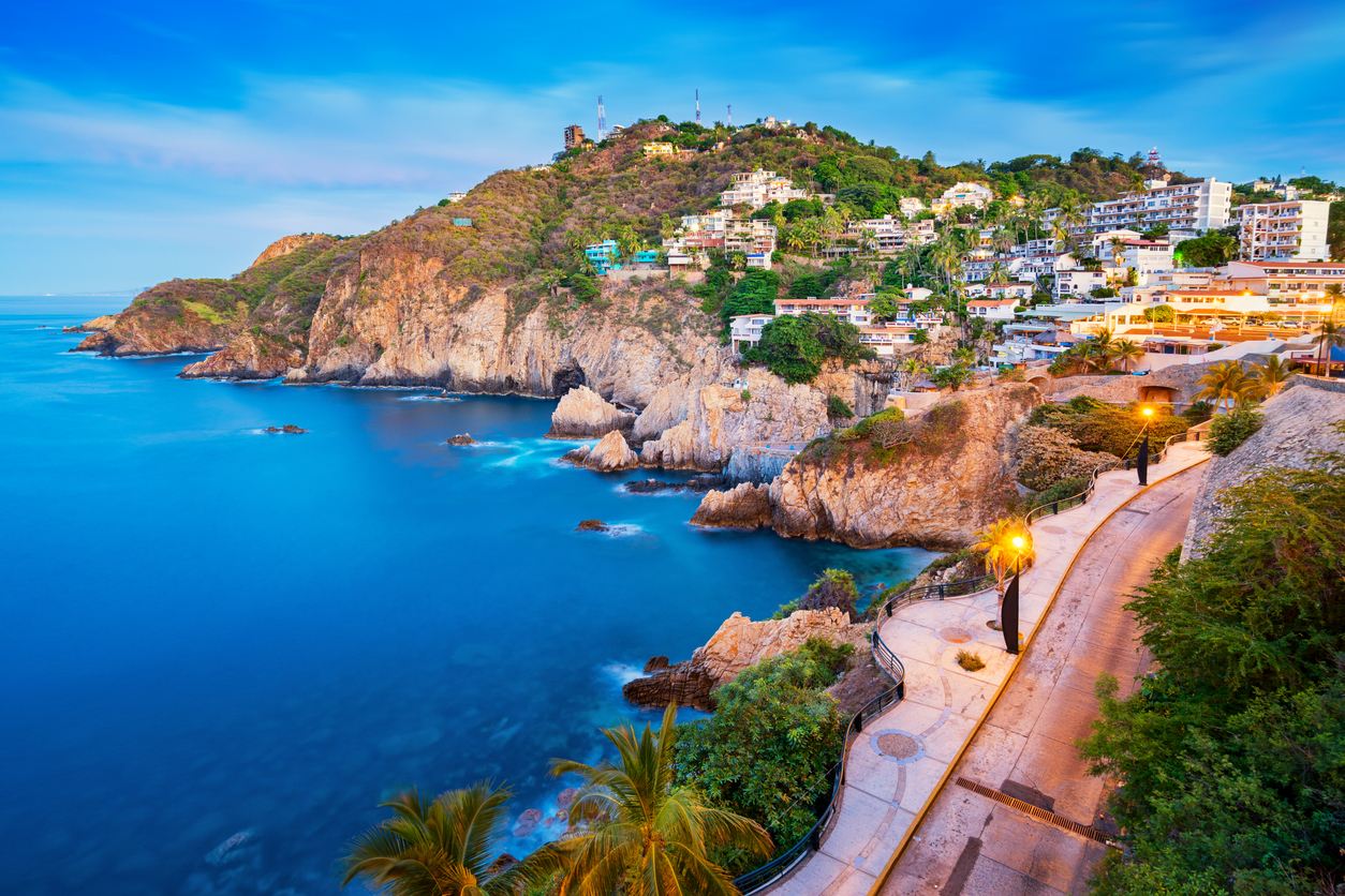 Littoral rocheux, au-delà de la plage, à Acapulco, sur la côte Pacifique du Mexique. © iStock / benedek