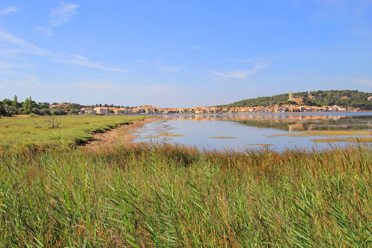 Le village de Gruissan près du parc naturel régional de la Narbonnaise © iStock / sigurcamp