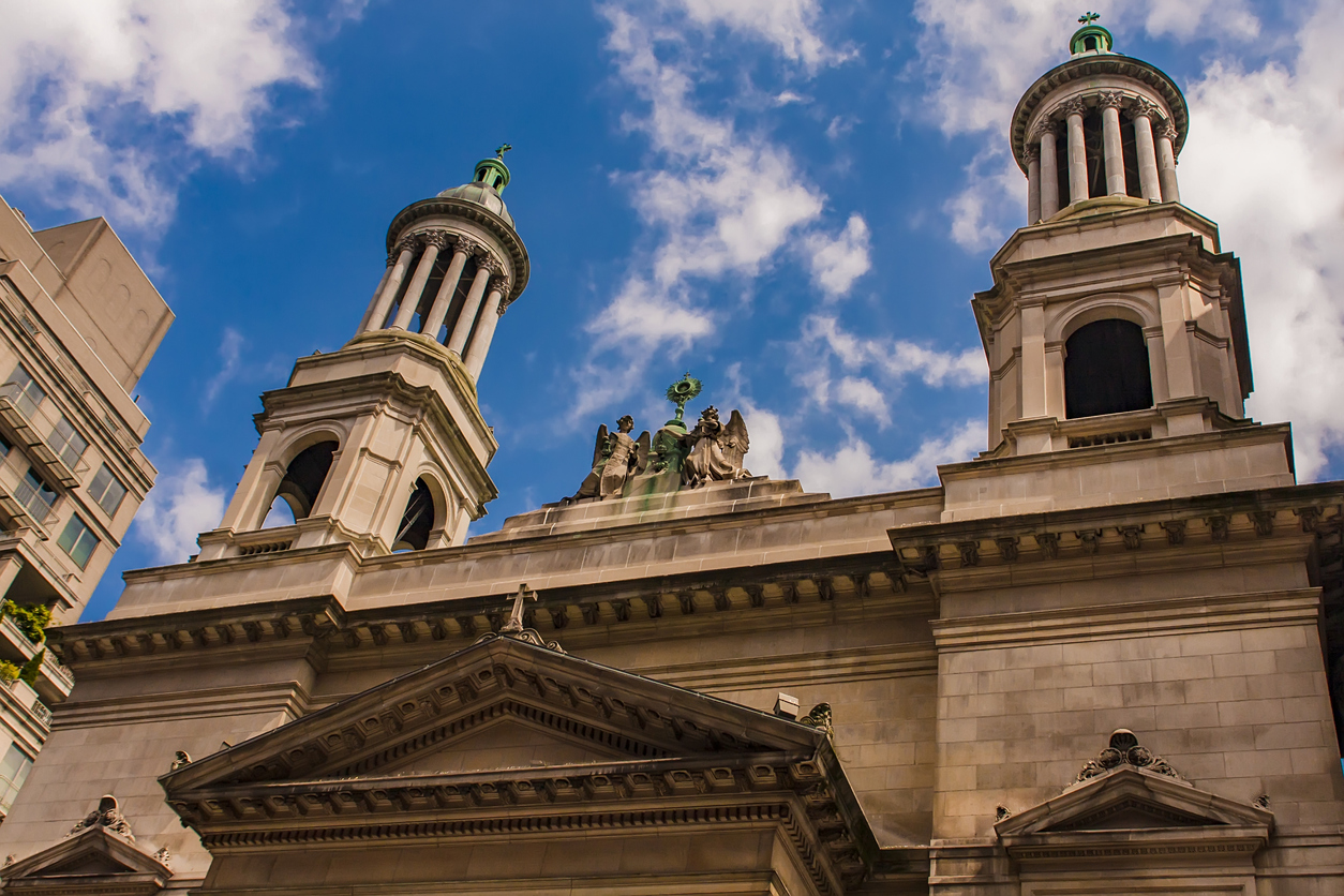 L'église catholique Saint-Jean-Baptiste dans le quartier de l'Upper East Side à New York, construite pour les Canadiens français.  ©  iStock / boggy22