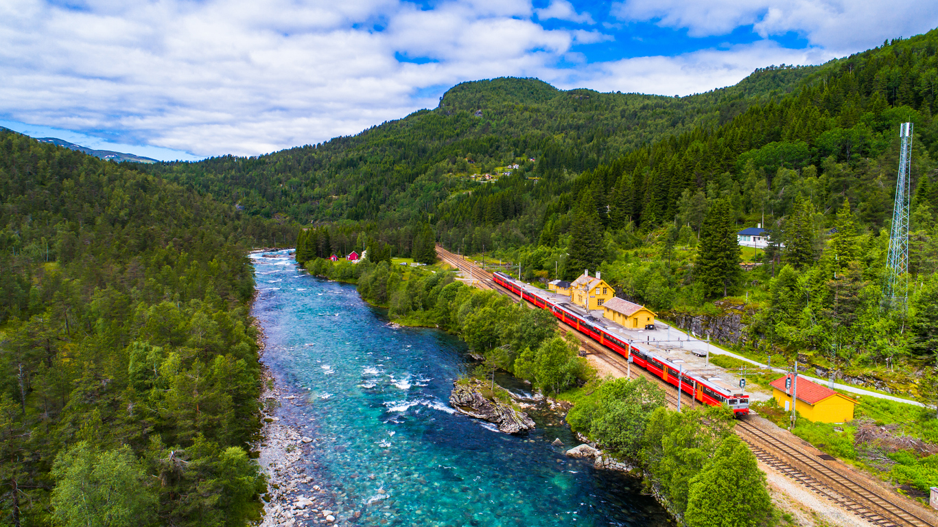 Le train Oslo - Bergen, en Norvège. © iStock / MariusLtu
